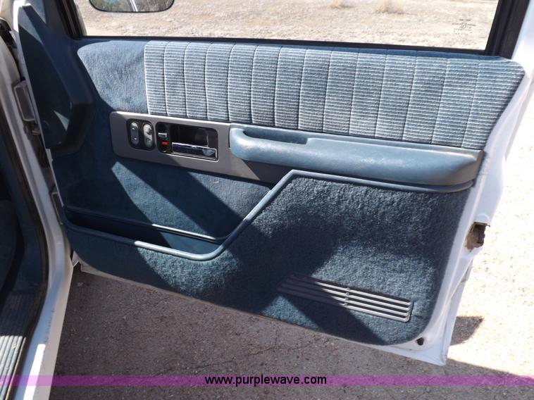 image for item K3234 1990 Chevrolet Silverado 1500 pickup truck