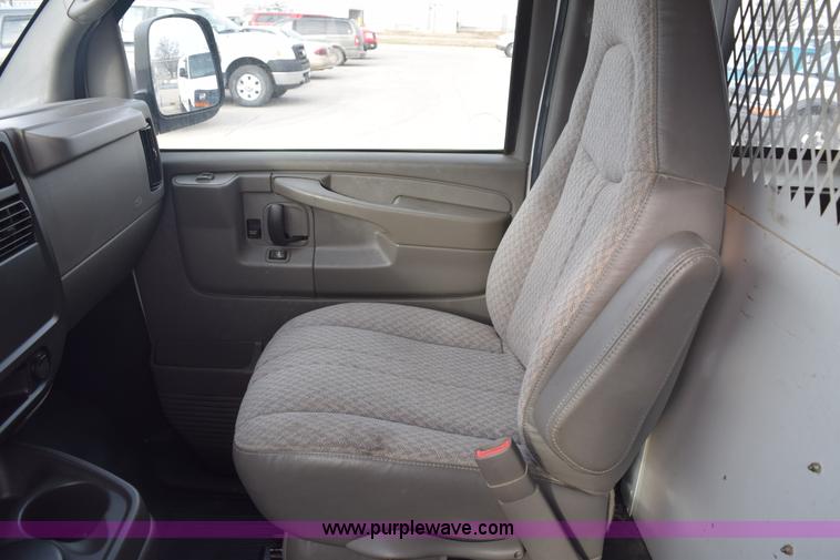 image for item K8789 2006 Chevrolet Express 3500 Cargo van