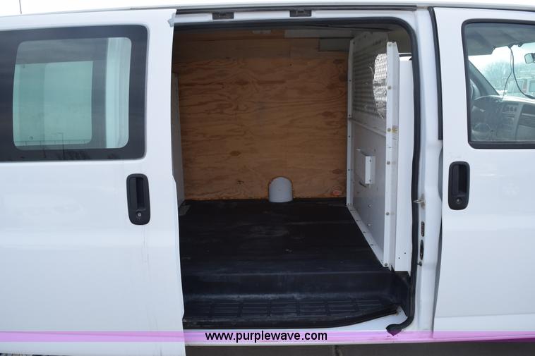 image for item K8789 2006 Chevrolet Express 3500 Cargo van