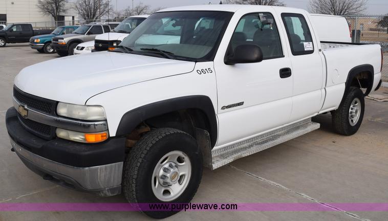 image for item K8792 2001 Chevrolet Silverado 2500HD Ext. Cab pickup truck