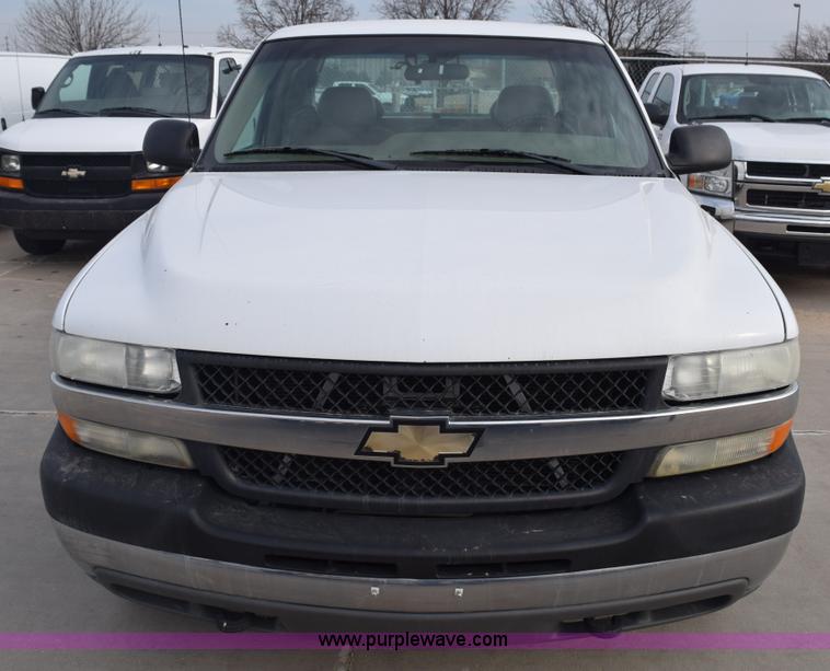 image for item K8792 2001 Chevrolet Silverado 2500HD Ext. Cab pickup truck