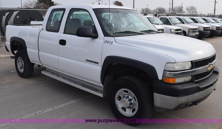 image for item K8792 2001 Chevrolet Silverado 2500HD Ext. Cab pickup truck