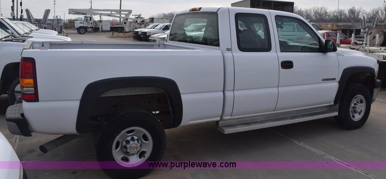 image for item K8792 2001 Chevrolet Silverado 2500HD Ext. Cab pickup truck
