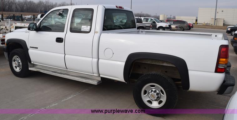 image for item K8792 2001 Chevrolet Silverado 2500HD Ext. Cab pickup truck