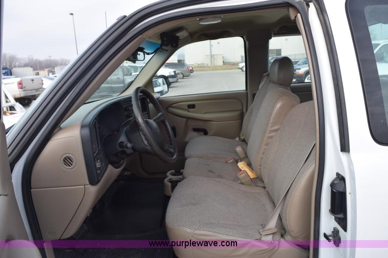 image for item K8792 2001 Chevrolet Silverado 2500HD Ext. Cab pickup truck