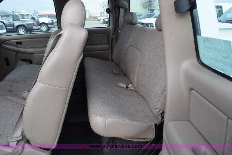 image for item K8792 2001 Chevrolet Silverado 2500HD Ext. Cab pickup truck