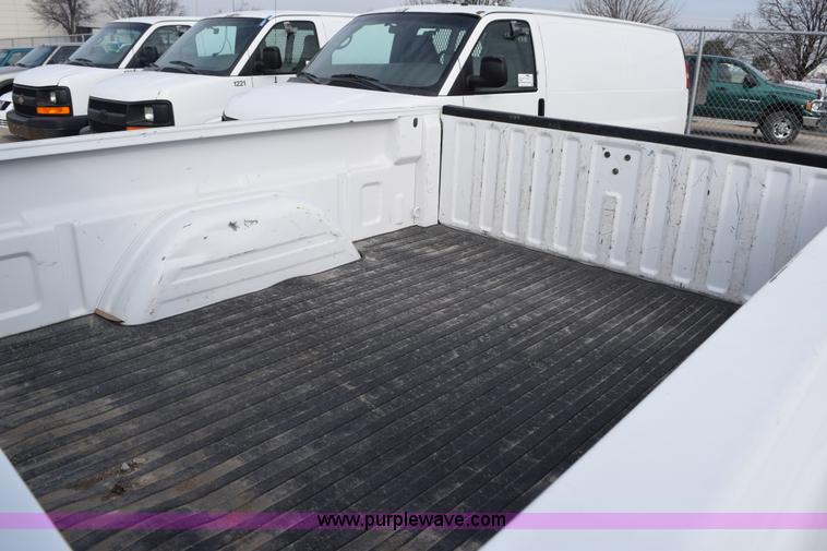 image for item K8792 2001 Chevrolet Silverado 2500HD Ext. Cab pickup truck