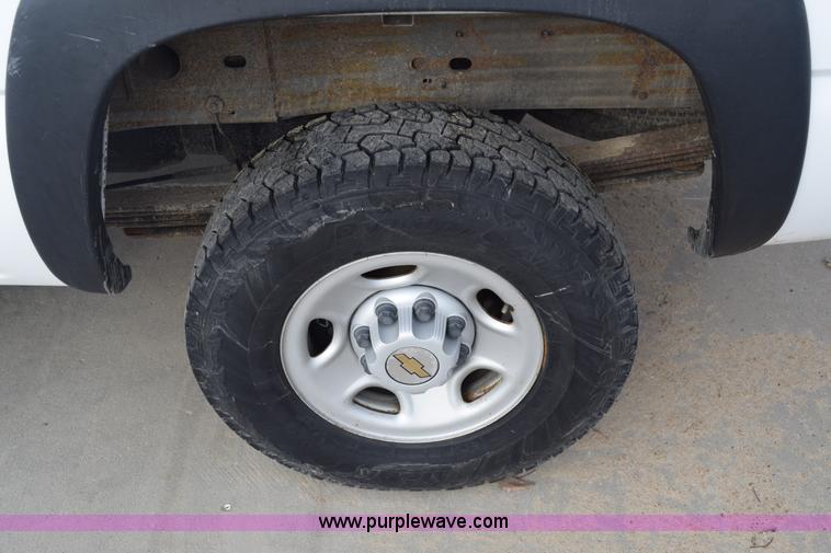 image for item K8792 2001 Chevrolet Silverado 2500HD Ext. Cab pickup truck