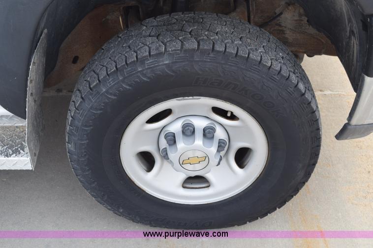 image for item K8792 2001 Chevrolet Silverado 2500HD Ext. Cab pickup truck