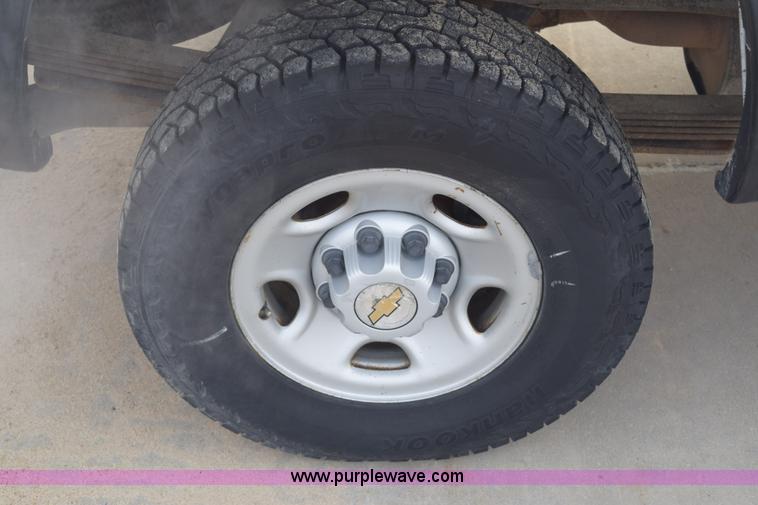 image for item K8792 2001 Chevrolet Silverado 2500HD Ext. Cab pickup truck