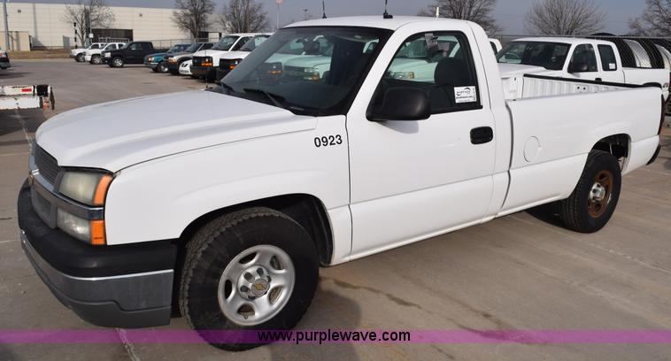 image for item K8795 2004 Chevrolet Silverado 1500 pickup truck