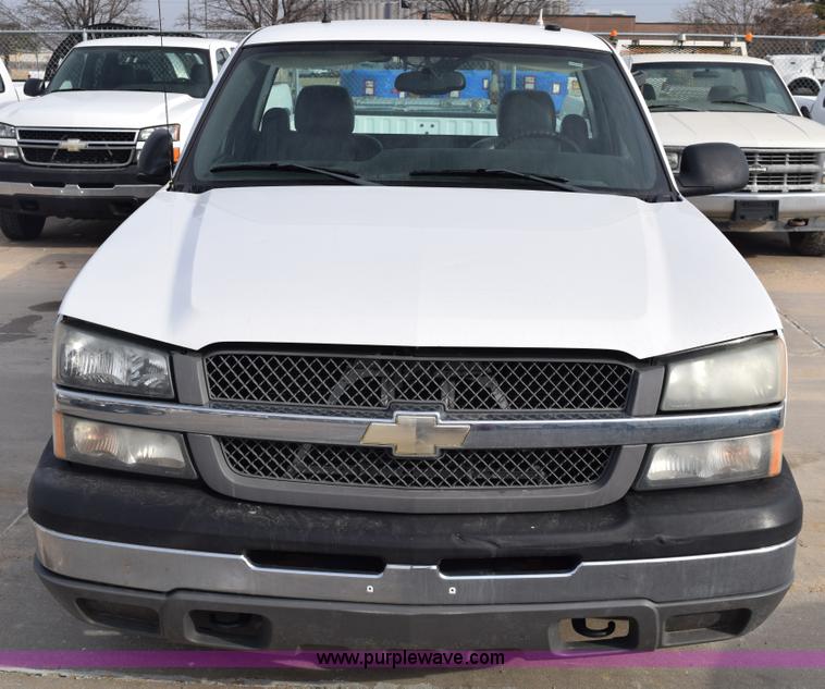 image for item K8795 2004 Chevrolet Silverado 1500 pickup truck