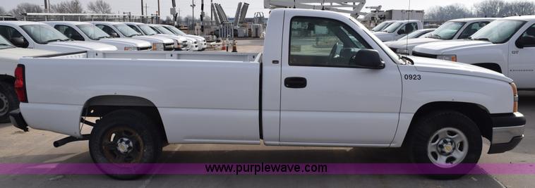 image for item K8795 2004 Chevrolet Silverado 1500 pickup truck