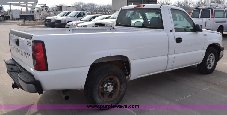image for item K8795 2004 Chevrolet Silverado 1500 pickup truck
