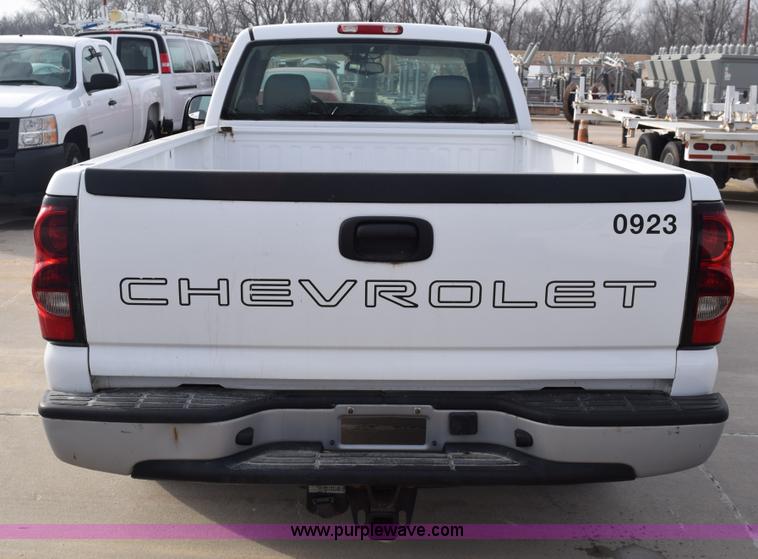 image for item K8795 2004 Chevrolet Silverado 1500 pickup truck