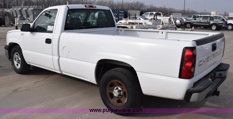 image for item K8795 2004 Chevrolet Silverado 1500 pickup truck