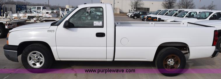 image for item K8795 2004 Chevrolet Silverado 1500 pickup truck