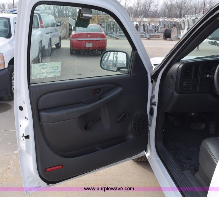 image for item K8795 2004 Chevrolet Silverado 1500 pickup truck