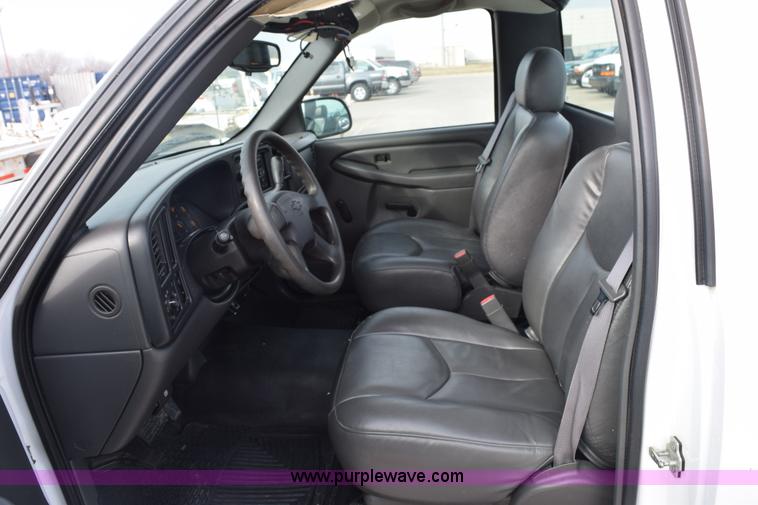 image for item K8795 2004 Chevrolet Silverado 1500 pickup truck