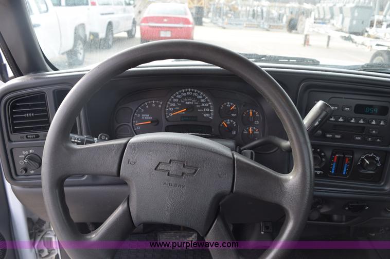 image for item K8795 2004 Chevrolet Silverado 1500 pickup truck