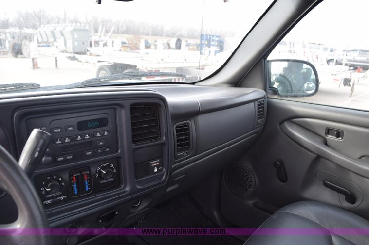 image for item K8795 2004 Chevrolet Silverado 1500 pickup truck