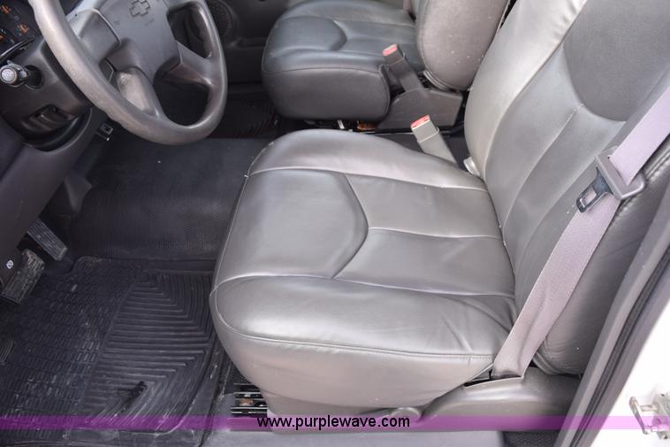 image for item K8795 2004 Chevrolet Silverado 1500 pickup truck