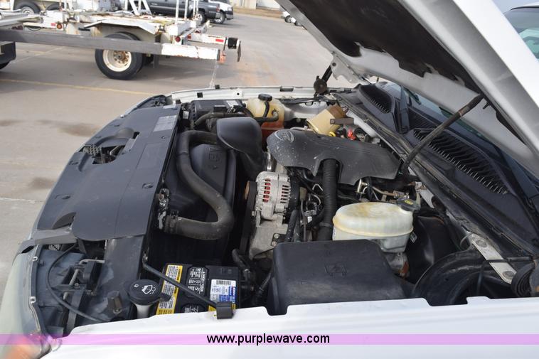 image for item K8795 2004 Chevrolet Silverado 1500 pickup truck