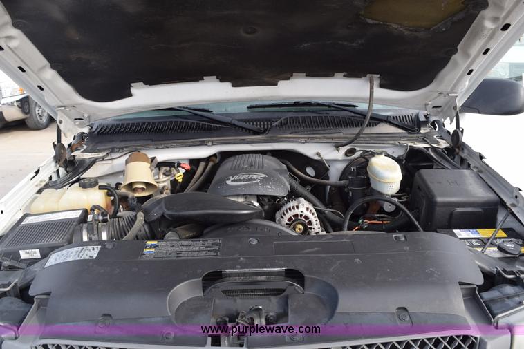 image for item K8795 2004 Chevrolet Silverado 1500 pickup truck