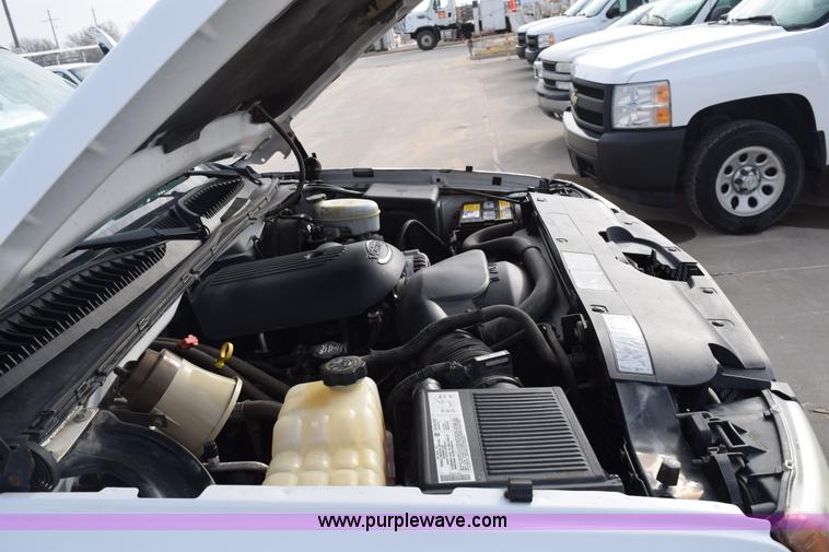 image for item K8795 2004 Chevrolet Silverado 1500 pickup truck