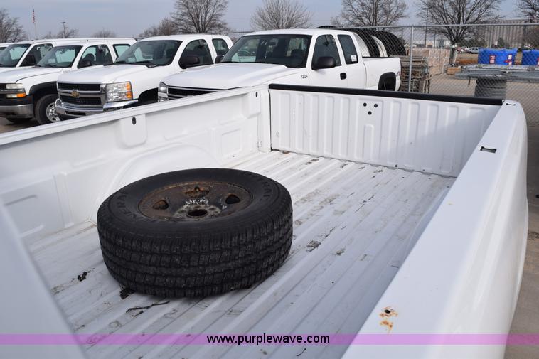 image for item K8795 2004 Chevrolet Silverado 1500 pickup truck