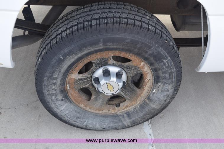 image for item K8795 2004 Chevrolet Silverado 1500 pickup truck