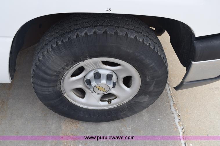 image for item K8795 2004 Chevrolet Silverado 1500 pickup truck