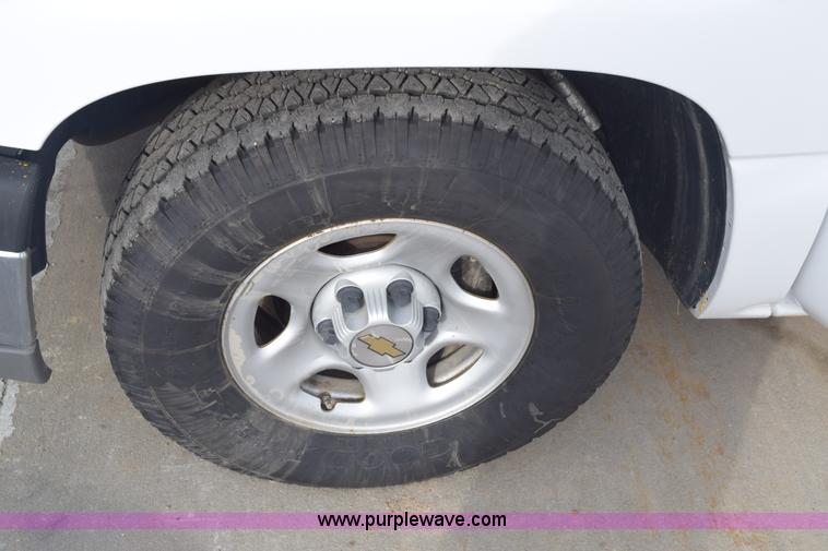 image for item K8795 2004 Chevrolet Silverado 1500 pickup truck