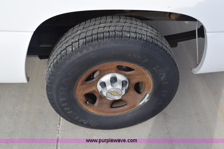 image for item K8795 2004 Chevrolet Silverado 1500 pickup truck