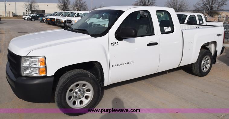 image for item K8799 2007 Chevrolet Silverado 1500 Ext. Cab pickup truck