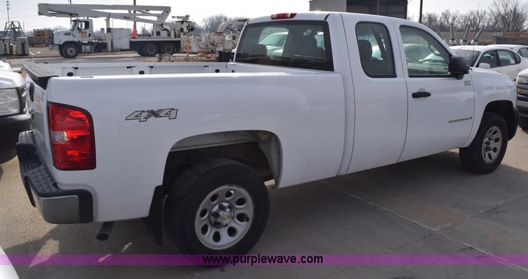 image for item K8799 2007 Chevrolet Silverado 1500 Ext. Cab pickup truck