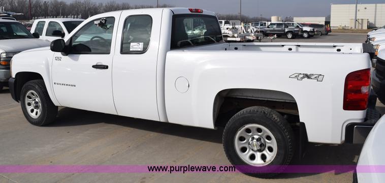 image for item K8799 2007 Chevrolet Silverado 1500 Ext. Cab pickup truck