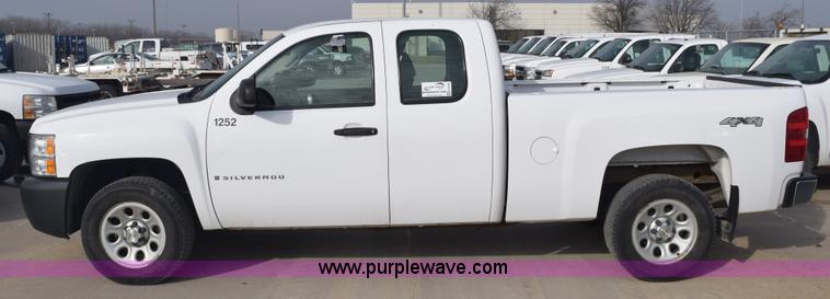 image for item K8799 2007 Chevrolet Silverado 1500 Ext. Cab pickup truck