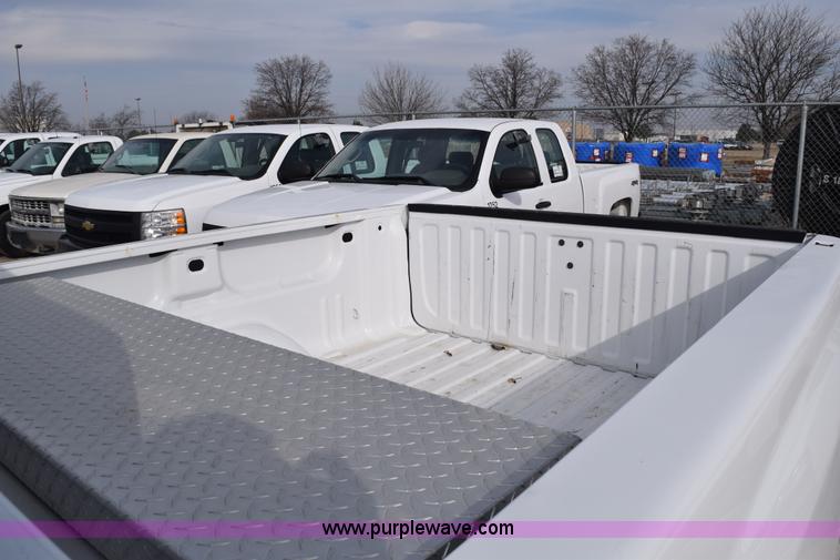 image for item K8800 2007 Chevrolet Silverado 1500 Ext. Cab pickup truck