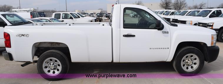 image for item K8807 2007 Chevrolet Silverado 1500 pickup truck