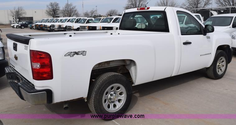 image for item K8807 2007 Chevrolet Silverado 1500 pickup truck