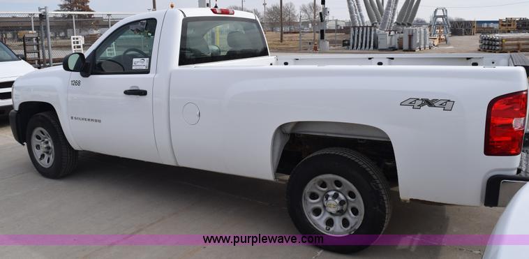 image for item K8807 2007 Chevrolet Silverado 1500 pickup truck