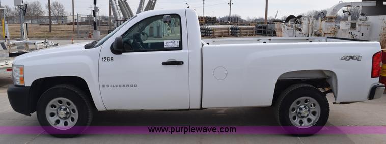 image for item K8807 2007 Chevrolet Silverado 1500 pickup truck