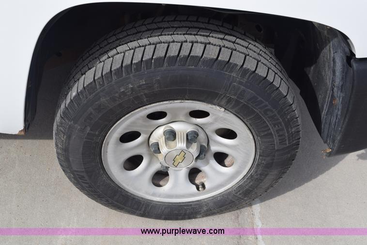 image for item K8807 2007 Chevrolet Silverado 1500 pickup truck