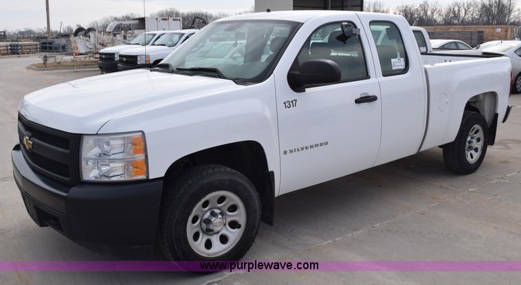 image for item K8808 2007 Chevrolet Silverado 1500 Ext. Cab pickup truck