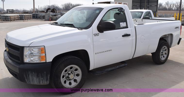 image for item K8825 2007 Chevrolet Silverado 1500 pickup truck