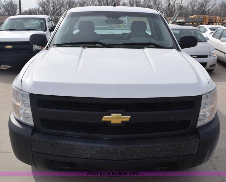 image for item K8825 2007 Chevrolet Silverado 1500 pickup truck