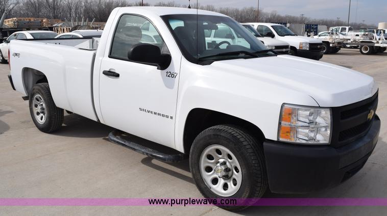 image for item K8825 2007 Chevrolet Silverado 1500 pickup truck