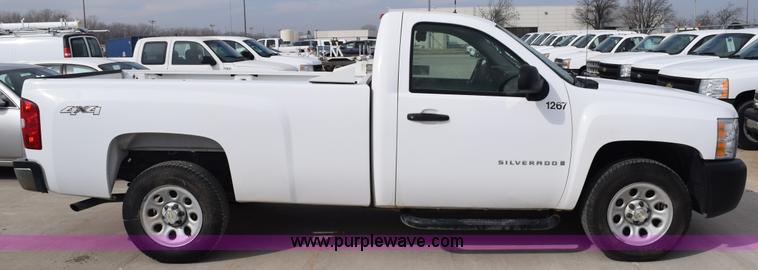 image for item K8825 2007 Chevrolet Silverado 1500 pickup truck
