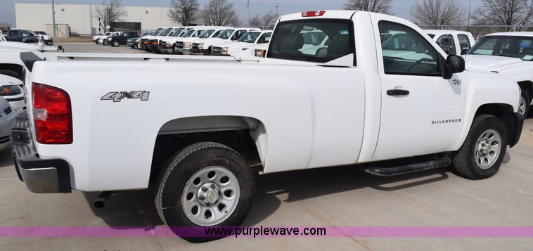 image for item K8825 2007 Chevrolet Silverado 1500 pickup truck